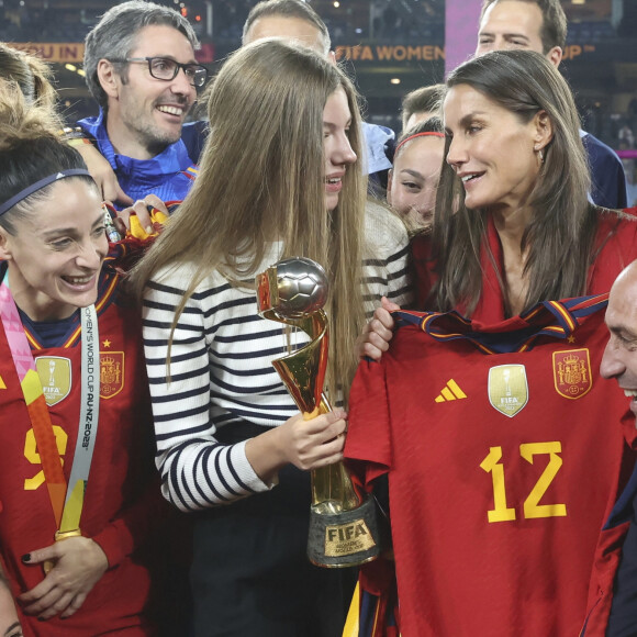 La reine Letizia d'Espagne et sa fille la princesse Sofia assistent à la finale de la Coupe du monde féminine de la FIFA au Stadium Australia à Sydney, Australie, le 20 août 2023. 