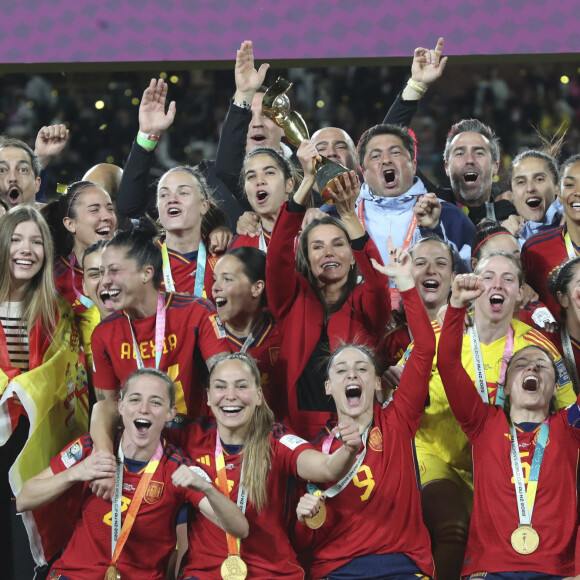 La reine Letizia d'Espagne et sa fille la princesse Sofia assistent à la finale de la Coupe du monde féminine de la FIFA au Stadium Australia à Sydney, Australie, le 20 août 2023. 