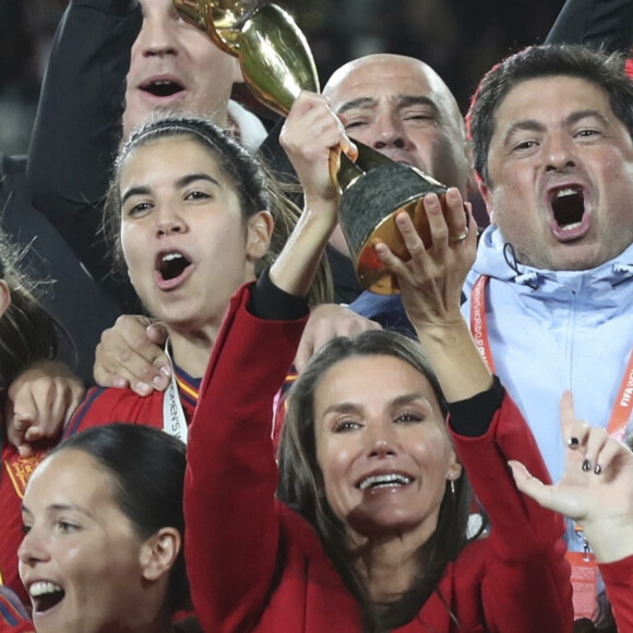 La reine Letizia d'Espagne et sa fille la princesse Sofia assistent à la finale de la Coupe du monde féminine de la FIFA au Stadium Australia à Sydney, Australie, le 20 août 2023. 