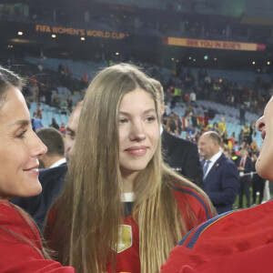 La reine Letizia d'Espagne et sa fille la princesse Sofia assistent à la finale de la Coupe du monde féminine de la FIFA au Stadium Australia à Sydney, Australie, le 20 août 2023. 