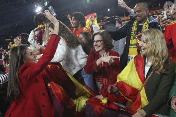 La reine Letizia d'Espagne et sa fille la princesse Sofia assistent à la finale de la Coupe du monde féminine de la FIFA au Stadium Australia à Sydney, Australie, le 20 août 2023. 