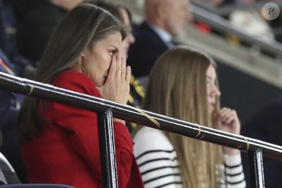 La reine Letizia d'Espagne et sa fille la princesse Sofia assistent à la finale de la Coupe du monde féminine de la FIFA au Stadium Australia à Sydney, Australie, le 20 août 2023. 