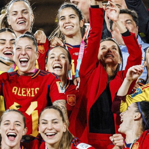 La reine Letizia d'Espagne et sa fille la princesse Sofia assistent à la finale de la Coupe du monde féminine de la FIFA au Stadium Australia à Sydney, Australie, le 20 août 2023. 