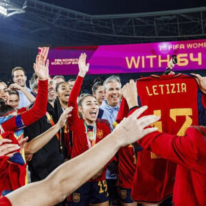 Sa mère, ensuite, a reçu un maillot et fait la fête avec les joueuses.
La reine Letizia d'Espagne et sa fille la princesse Sofia assistent à la finale de la Coupe du monde féminine de la FIFA au Stadium Australia à Sydney, Australie, le 20 août 2023. 