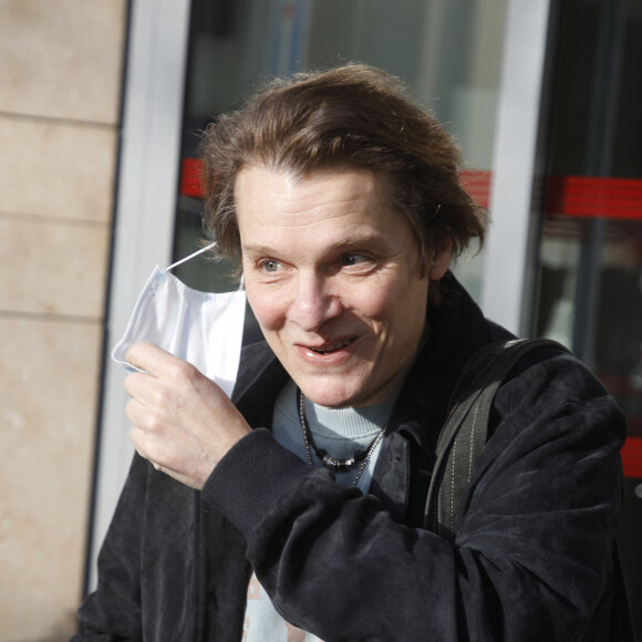 Exclusif - Bruno Benabar à la sortie des studios RTL à Neuilly-sur-Seine, France, le 6 janvier 2022.