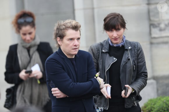 Avec sa femme, ils ont en effet toujours préféré protéger leurs enfants.
Bénabar et sa femme Stéphanie Nicolini lors des obsèques de Véronique Colucci au cimetière communal de Montrouge, le 12 avril 2018.