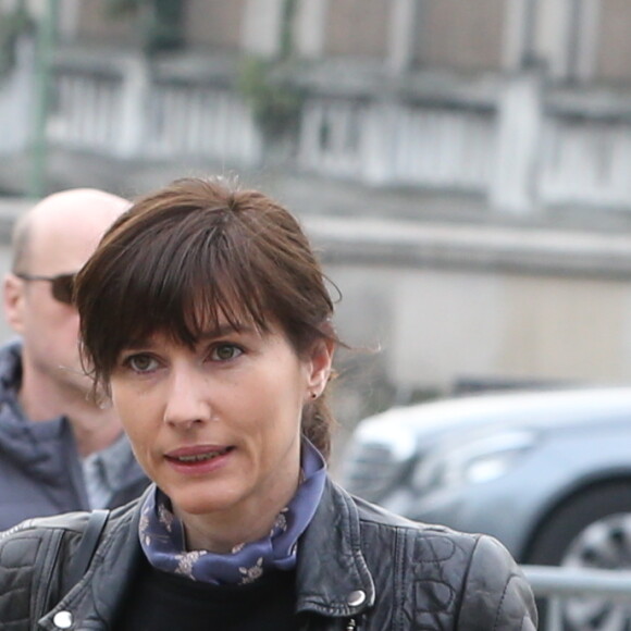 Bénabar et sa femme Stéphanie Nicolini lors des obsèques de Véronique Colucci au cimetière communal de Montrouge, le 12 avril 2018. 