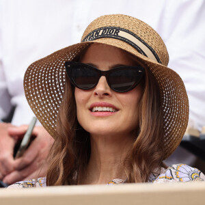 Natalie Portman, coiffée d'un chapeau Christian Dior, dans les tribunes lors des Internationaux de France de Tennis de Roland Garros 2023. Paris, le 7 juin 2023. © Jacovides / Moreau / Bestimage