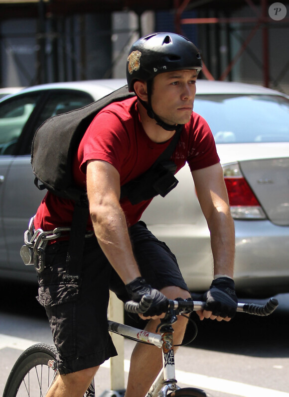 L'acteur Joseph Gordon-Levitt fait du vélo dans les rues de New York pour le tournage du film "Premiere Rush" ©Fame Picture / Bestimage