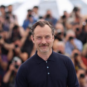 Jude Law a annoncé qu'il ne serait pas présent au festival de Deauville.
Jude Law au photocall de "Firebrand (le jeu de la reine)" lors du 76ème Festival International du Film de Cannes, le 22 mai 2023. © Moreau/Jacovides/Bestimage