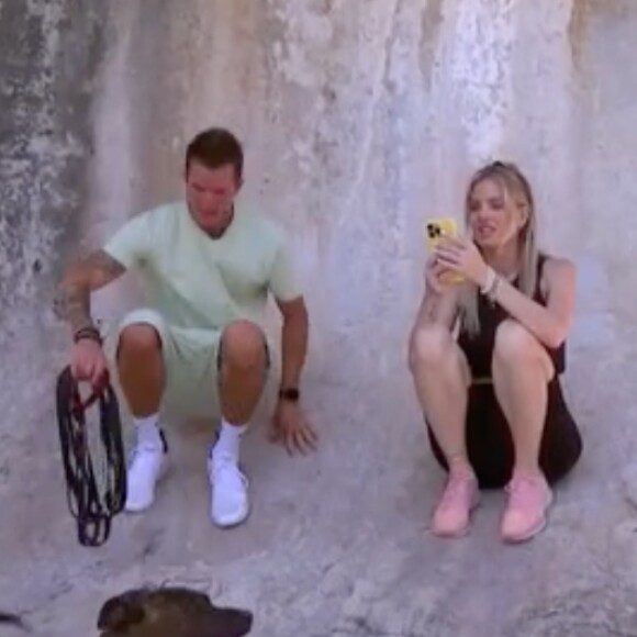 Jessica Thivenin et son frère Logan dans une séquence de "C'est la famille" sur W9.