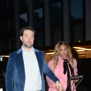 Serena Williams et son mari Alexis Ohanian arrivent puis sortent de l'hôtel 22 à Londres le 5 juillet 2022. 