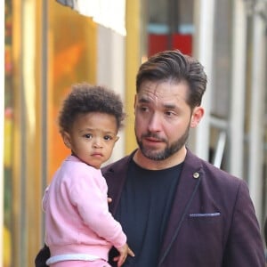 Olympia, qui aura 5 ans le mois prochain, est donc grande soeur
Serena Williams et son mari Alexis Ohanian sont allés se promener à Central Park avec leur fille Alexis Olympia Ohanian Jr à New York, le 7 mai 2019.