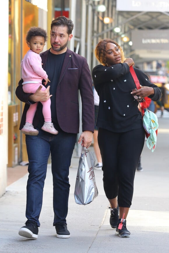 Olympia, qui aura 5 ans le mois prochain, est donc grande soeur
Serena Williams et son mari Alexis Ohanian sont allés se promener à Central Park avec leur fille Alexis Olympia Ohanian Jr à New York, le 7 mai 2019.