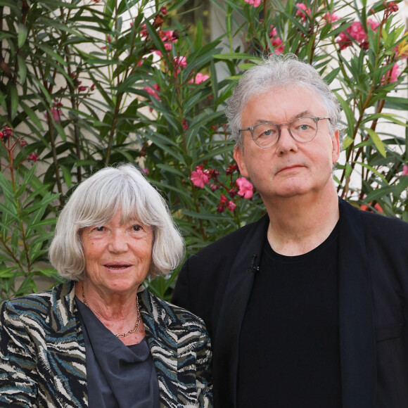 Pour cette première en fois en tant que présidente du FFA, Laetitia a pu compter sur le soutien de Marie-France Brière et Dominique Besnehard, également co-présidents de l'événement depuis sa création en 2008.
Marie-France Brière et Dominique Besnehard (fondateur du festival) lors du premier jour du 16ème festival du film francophone (FFA) à Angoulême le 22 août 2023.