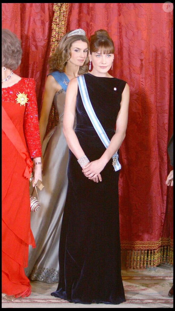 Elle avait alors demandé à son époux de lui dégrafer
Carla Bruni Sarkozy et Letizia d'Espagne lors d'un dîner d'Etat organisé au Palais royal à Madrid le 27 avril 2009.