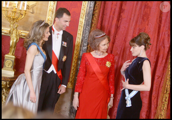 Mais tout ne s'est pas déroulé du tout comme prévu...
Felipe d'Espagne, la reine Sofia d'Espagne, Carla Bruni Sarkozy et Letizia d'Espagne lors d'un dîner d'Etat organisé au Palais royal à Madrid le 27 avril 2009.