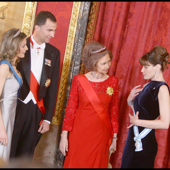 Mais tout ne s'est pas déroulé du tout comme prévu...
Felipe d'Espagne, la reine Sofia d'Espagne, Carla Bruni Sarkozy et Letizia d'Espagne lors d'un dîner d'Etat organisé au Palais royal à Madrid le 27 avril 2009.