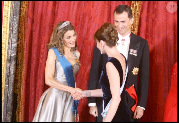 Carla Bruni Sarkozy portait ce soir-là une longue robe qui lui avait fait très mal
Letizia d'Espagne, Carla Bruni Sarokozy et Felipe d'Espagne lors d'un dîner d'Etat organisé au Palais royal à Madrid le 27 avril 2009.