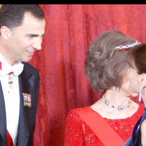 Letizia d'Espagne, Felipe d'Espagne, Sofia d'Espagne, Carla Bruni Sarkozy, Juan Carlos et Nicolas Sarkozy lors d'un dîner d'Etat organisé au Palais royal à Madrid le 27 avril 2009.