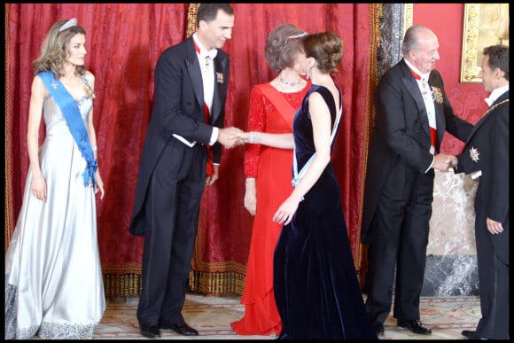 Letizia d'Espagne, Felipe d'Espagne, Sofia d'Espagne, Carla Bruni Sarkozy, Juan Carlos et Nicolas Sarkozy lors d'un dîner d'Etat organisé au Palais royal à Madrid le 27 avril 2009.