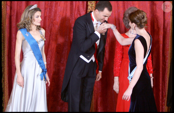 Letizia d'Espagne, Carla Bruni Sarokozy et Felipe d'Espagne lors d'un dîner d'Etat organisé au Palais royal à Madrid le 27 avril 2009.
