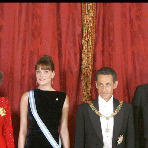 Cela s'est déroulée en avril 2009...
Letizia d'Espagne, Felipe d'Espagne, Sofia d'Espagne, Carla Bruni Sarkozy, Juan Carlos et Nicolas Sarkozy lors d'un dîner d'Etat organisé au Palais royal à Madrid le 27 avril 2009.