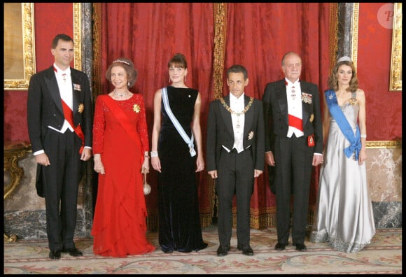 Cela s'est déroulée en avril 2009...
Letizia d'Espagne, Felipe d'Espagne, Sofia d'Espagne, Carla Bruni Sarkozy, Juan Carlos et Nicolas Sarkozy lors d'un dîner d'Etat organisé au Palais royal à Madrid le 27 avril 2009.