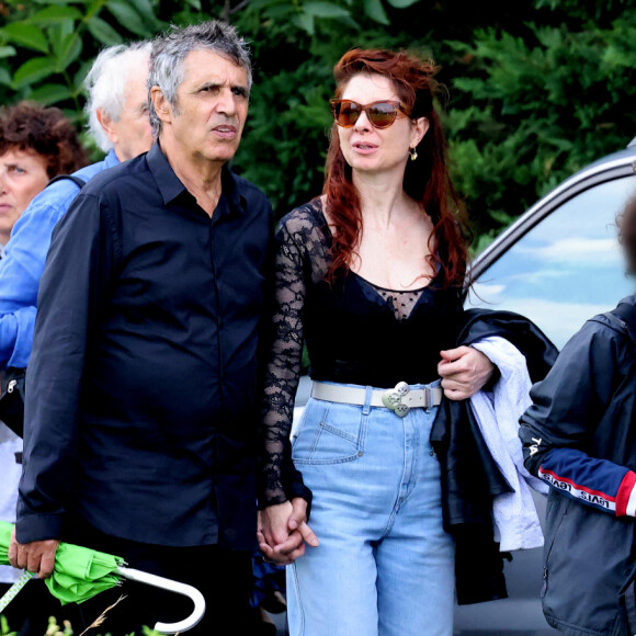 Ainsi que de leur fils de 15 ans Léonard.
Julien Clerc, sa femme Hélène Grémillon, leur fils Léonard Clerc et la famille aux obsèques civiles du journaliste Gérard Leclerc au cimetière des Trois-Moutiers à Loudun, dans la Vienne, France, le 24 août 2023. © Dominique Jacovides/Bestimage 