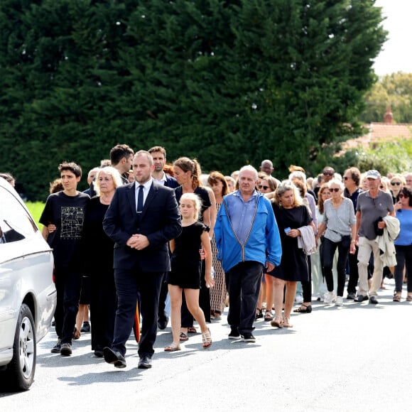 Ils avaient tous le visage marqué.
Julie Leclerc, femme du défunt, sa fille Charlotte Leclerc, ses fils Antoine Leclerc et Mathieu Leclerc, les membres de la famille et les proches aux obsèques civiles du journaliste Gérard Leclerc au cimetière des Trois-Moutiers à Loudun, dans la Vienne, France, le 24 août 2023. © Dominique Jacovides/Bestimage 