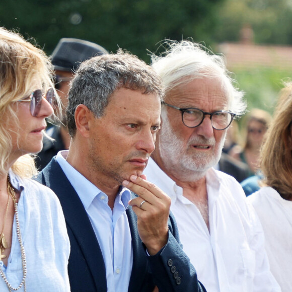 Virginie Coupérie-Eiffel et Marc-Olivier Fogiel aux obsèques civiles du journaliste Gérard Leclerc au cimetière des Trois-Moutiers à Loudun, dans la Vienne, France, le 24 août 2023. © Dominique Jacovides/Bestimage 