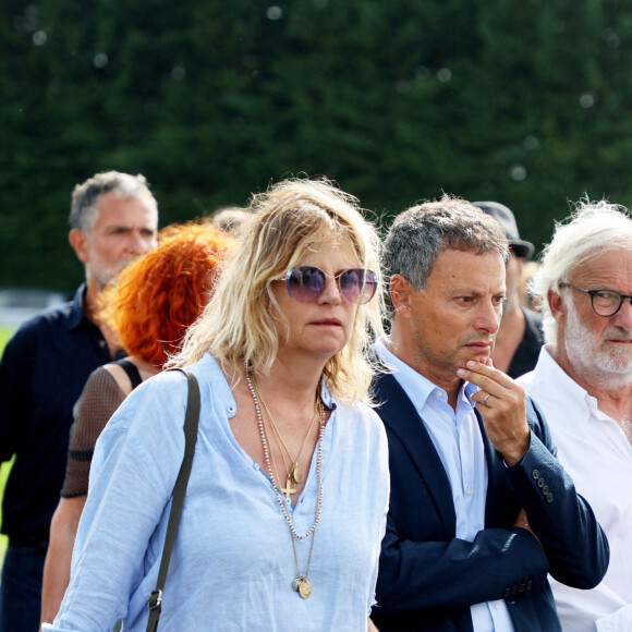 Virginie Coupérie-Eiffel et Marc-Olivier Fogiel aux obsèques civiles du journaliste Gérard Leclerc au cimetière des Trois-Moutiers à Loudun, dans la Vienne, France, le 24 août 2023; dont son père avait longtemps été le maire et où il avait lui-même siégé au conseil municipal. Le journaliste est mort dans un accident d'avion touristique qui s'est écrasé le 15 août. © Dominique Jacovides/Bestimage