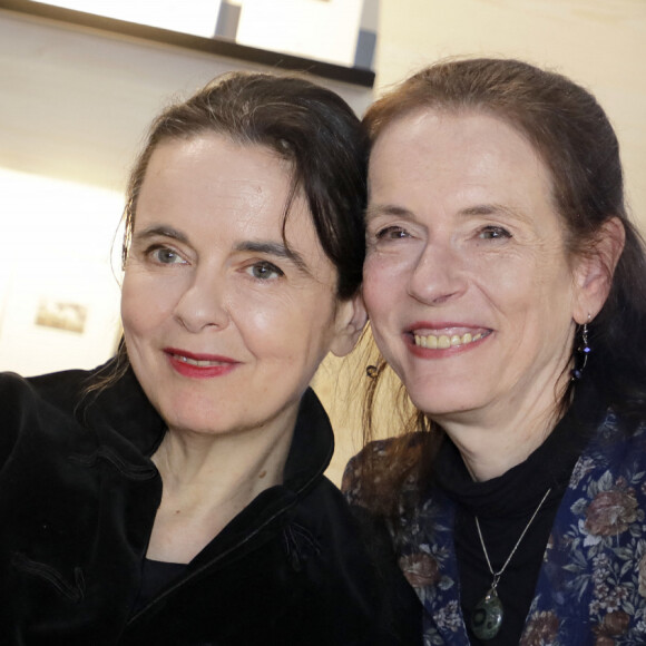 Heureusement que sa famille l'a "ramenée vers la vie". 
Amelie Nothomb avec sa soeur Juliette Nothomb - Festival du Livre de Paris 2023 au Grand Palais Éphémère le 21 avril 2023. © Cedric Perrin / Bestimage