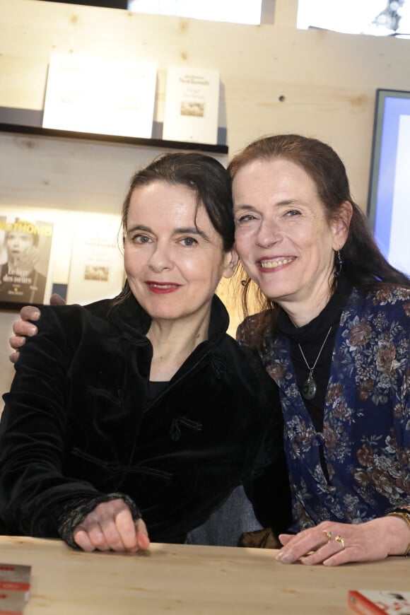 Amelie Nothomb avec sa soeur Juliette Nothomb - Festival du Livre de Paris 2023 au Grand Palais Éphémère le 21 avril 2023. © Cedric Perrin / Bestimage