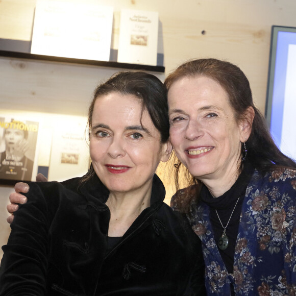 Amelie Nothomb avec sa soeur Juliette Nothomb - Festival du Livre de Paris 2023 au Grand Palais Éphémère le 21 avril 2023. © Cedric Perrin / Bestimage