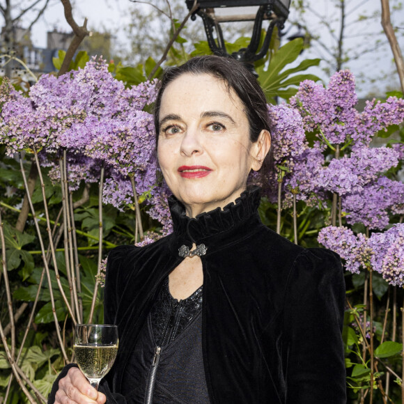 Toujours réputée pour sa personnalité particulière, Amélie Nothomb s'est confiée sur le traumatisme de son enfance. 
Amélie Nothomb pose lors de la remise du prix littéraire "La Closerie des Lilas" à la Closerie des Lilas à Paris. © Pierre Perusseau/Bestimage