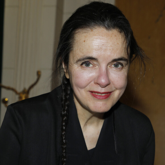 Amélie Nothomb fête ses 30 ans d'écriture et dédicace son nouveau roman "Le livre des soeurs" à la brasserie "Les Deux Magots" à Paris le 12 décembre 2022. © Denis Guignebourg / Bestimage 