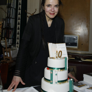 Amélie Nothomb fête ses 30 ans d'écriture et dédicace son nouveau roman "Le livre des soeurs" à la brasserie "Les Deux Magots" à Paris le 12 décembre 2022. © Denis Guignebourg / Bestimage 
