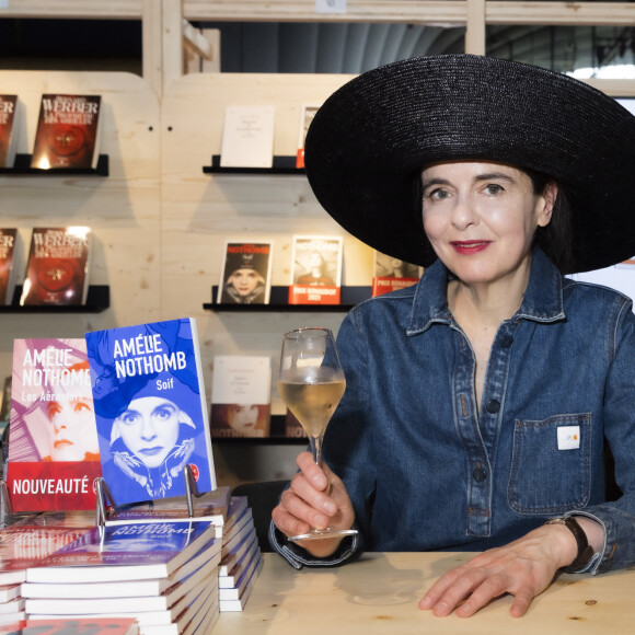 Dix ans plus tard, elle a fini par se soigner. 
Amélie Nothomb Festival du Livre de Paris 2022 au Grand Palais éphémère - Paris le 23/04/2022 - © Jack Tribeca / Bestimage