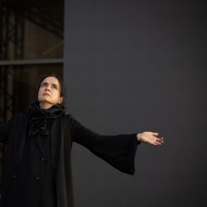 Elle décrit cependant cette période comme "l'une des pires de sa vie".
Amélie Nothomb lors de la présentation de son livre "Soif" au "Centre de Cultura Contemporania" à Barcelone. Le 2 février 2022 