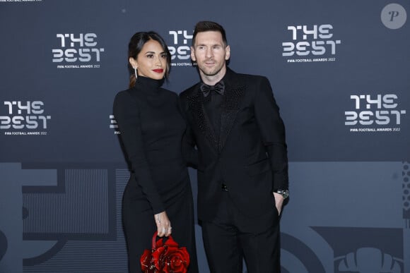 Depuis son arrivée à Miami, Lionel Messi a pris l'habitude d'être suivi par un garde du corps
 
Lionel "Leo" Messi et sa femme Antonella Roccuzzo - Arrivées à la cérémonie des Best FIFA Football Awards à la salle Pleyel à Paris, France, le 27 février 2023. Cyril Moreau/Bestimage