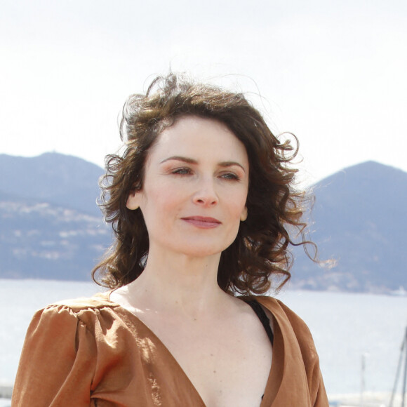 Elsa Lunghini a une maison en Dordogne qu'elle retape aux côtés de son mari, Aurélien Cheval.
Elsa Lunghini au photocall de la série "Ici tout commence" lors de la 5ème saison du festival International des Séries "Canneseries" à Cannes, France, le 2 avril 2022. © Denis Guignebourg/Bestimage