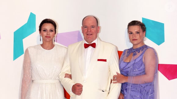 - No Tabloids - Camille Gottlieb, le prince Albert II de Monaco et la princesse Charlène de Monaco lors du 74ème Gala de la Croix-Rouge Monégasque
