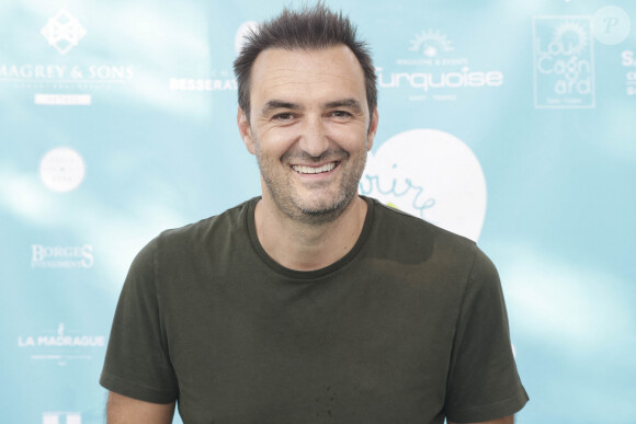 Cyril Lignac lors d'un tournoi de pétanque place des Lices organisé par le magazine Turquoise pour l'association Sourire à la vie à Saint-Tropez le 10 août 2022. © Jack Tribeca / Bestimage