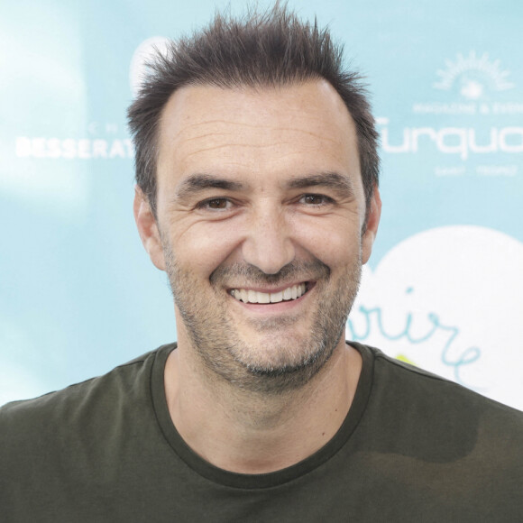 Cyril Lignac lors d'un tournoi de pétanque place des Lices organisé par le magazine Turquoise pour l'association Sourire à la vie à Saint-Tropez le 10 août 2022. © Jack Tribeca / Bestimage