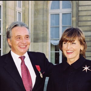 Archives - Michel Sardou recoit la légion d'honneur à l'élysée en 2001 avec sa femme Anne-Marie Périer.