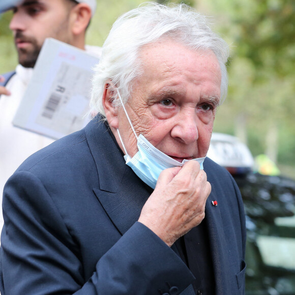 Michel Sardou arrive dans les studios de l'émission de télévision "C à vous" à Paris, France, le 30 août 2021. © Panoramic/Bestimage 