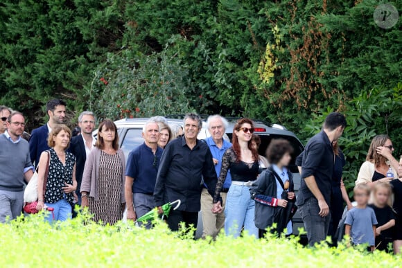 Julien Clerc, sa femme Hélène Grémillon, leur fils Léonard Clerc, les fils du défunt, Antoine Leclerc, Mathieu Leclerc, les membres de la famille et les proches aux obsèques civiles du journaliste Gérard Leclerc au cimetière des Trois-Moutiers à Loudun, dans la Vienne, France, le 24 août 2023. © Dominique Jacovides/Bestimage