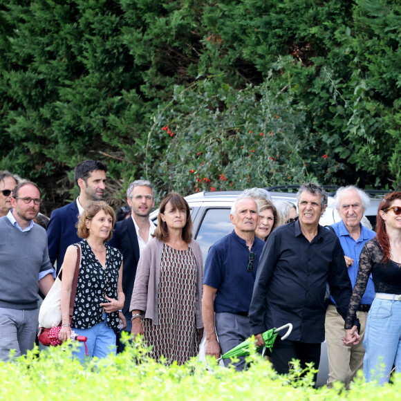 Julien Clerc, sa femme Hélène Grémillon, leur fils Léonard Clerc, les fils du défunt, Antoine Leclerc, Mathieu Leclerc, les membres de la famille et les proches aux obsèques civiles du journaliste Gérard Leclerc au cimetière des Trois-Moutiers à Loudun, dans la Vienne, France, le 24 août 2023. © Dominique Jacovides/Bestimage