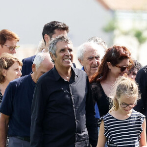 Julien Clerc, sa femme Hélène Grémillon, les fils du défunt, Antoine Leclerc, Mathieu Leclerc, les membres de la famille et les proches aux obsèques civiles du journaliste Gérard Leclerc au cimetière des Trois-Moutiers à Loudun, dans la Vienne, France, le 24 août 2023. © Dominique Jacovides/Bestimage